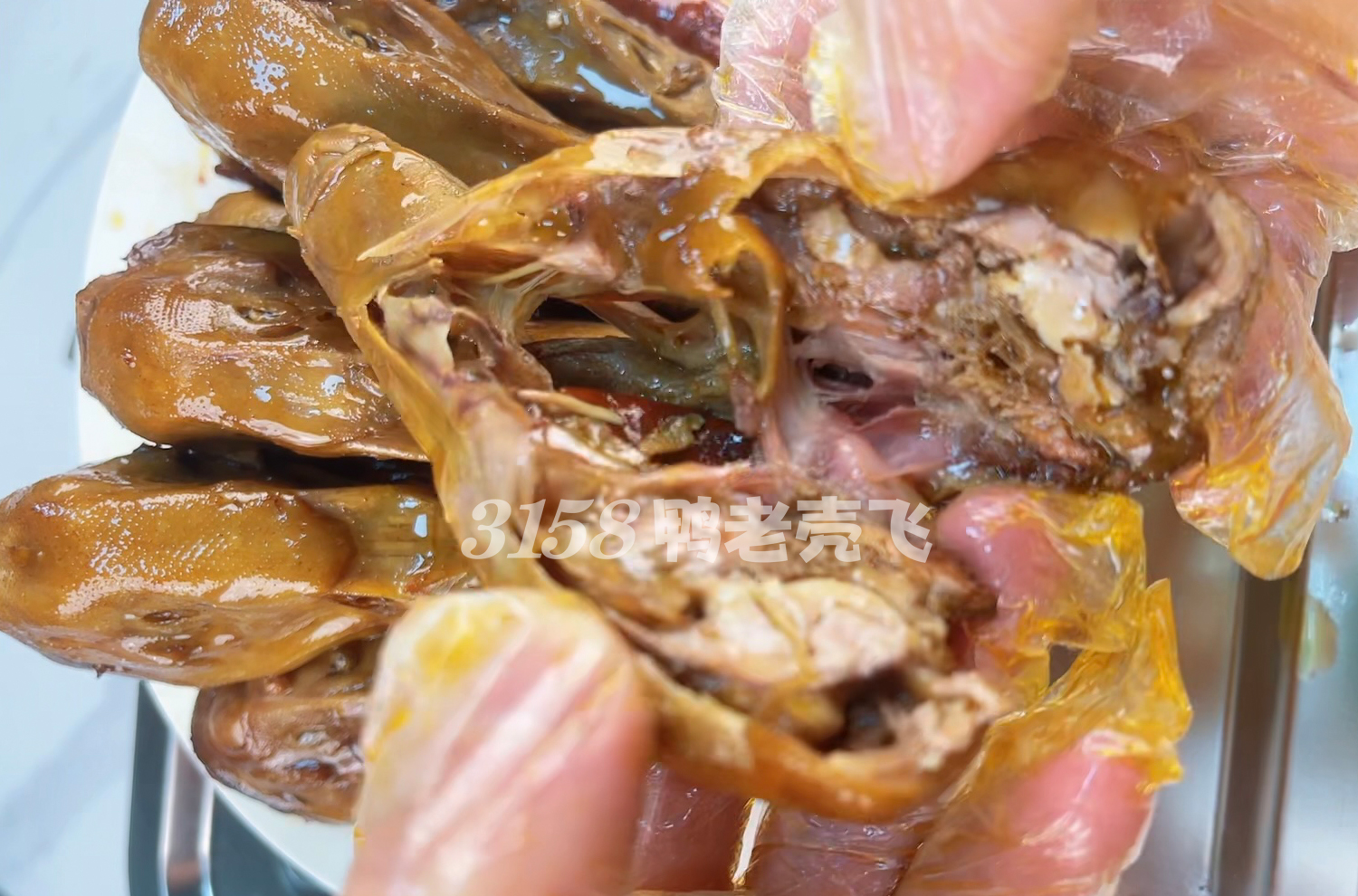 爆汁鸭头：一口咬下去，卤水在嘴里“炸”开是什么体验？