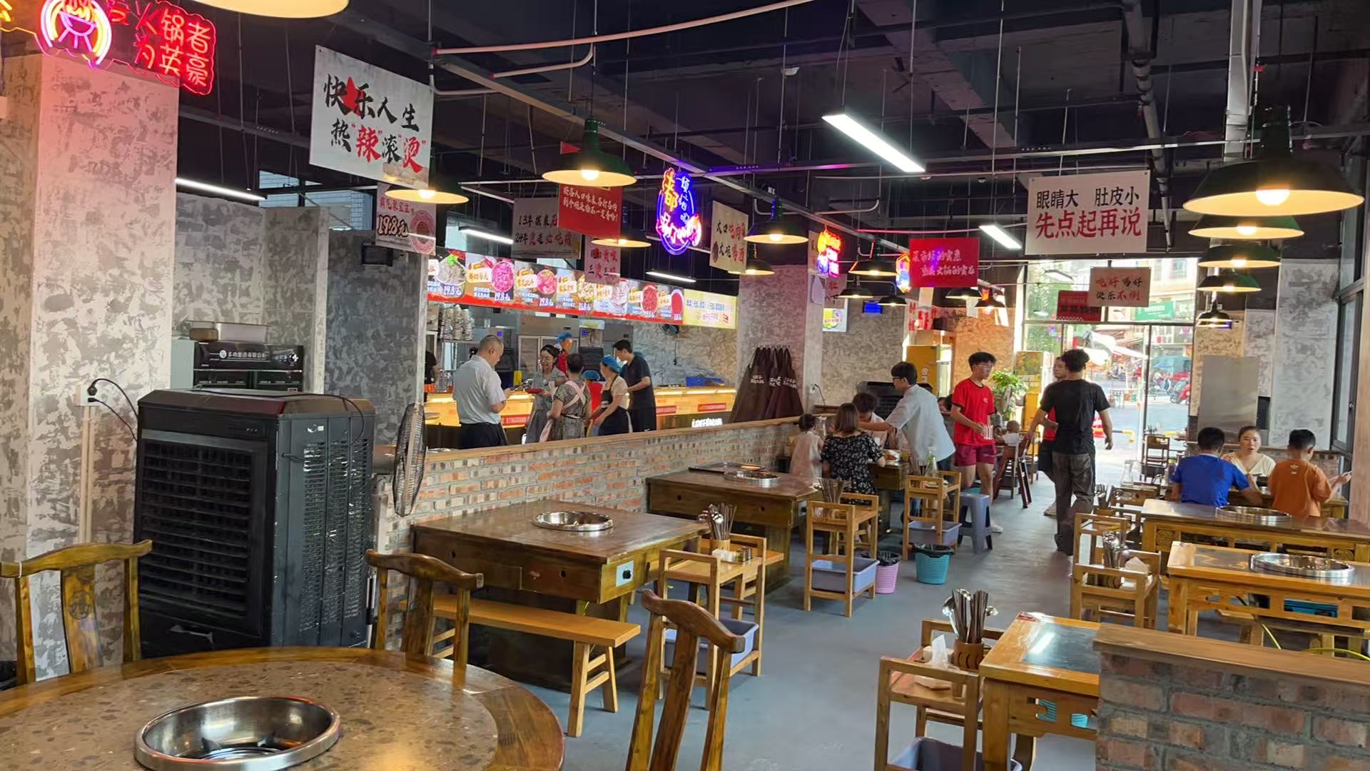石坝子菜市老火锅:十五年手工炒料,鲜食明档的讲究之道