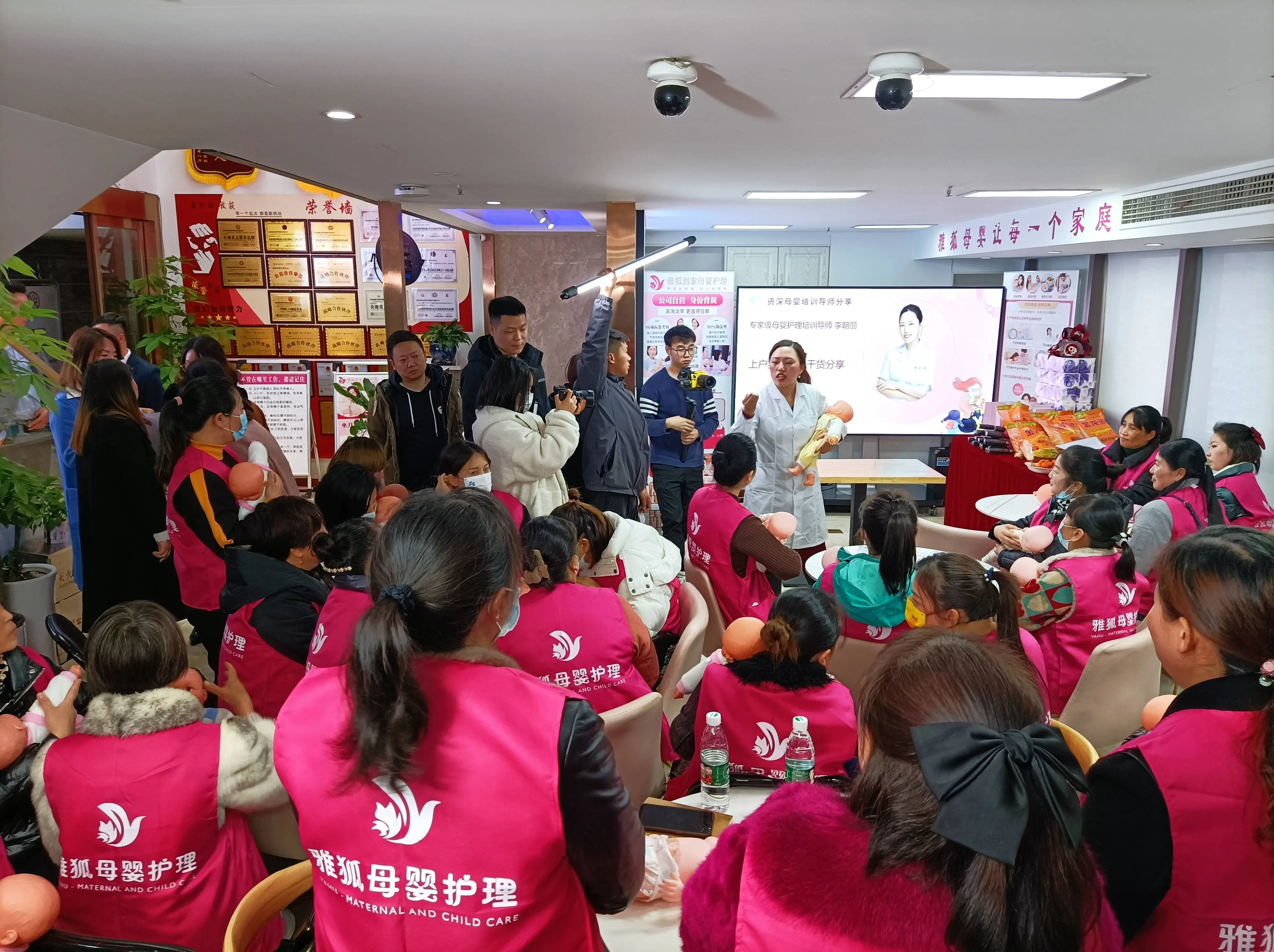重庆靠谱月嫂怎么选?雅狐到家自营阿姨更放心