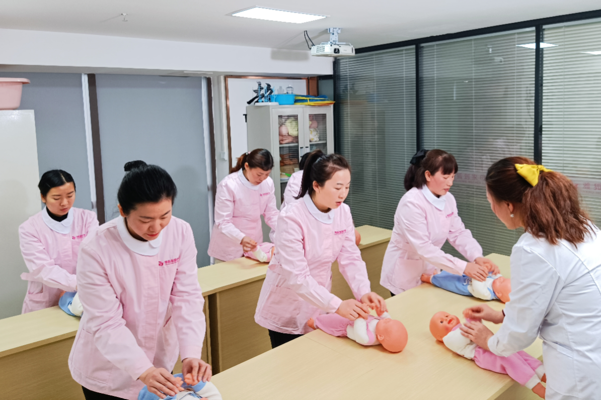 重庆坐月子选月嫂,就选雅狐到家靠谱自营团队