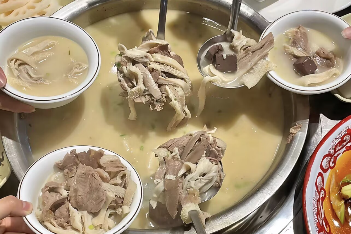 荣昌敖家巷羊肉汤|100元一斤,汤白似奶水脂交融,冬天的一碗硬货