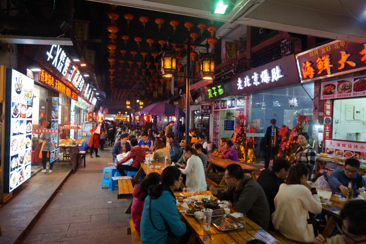 金凤烧烤一条街|龙凤里夜市的烟火,从傍晚烧到深夜
