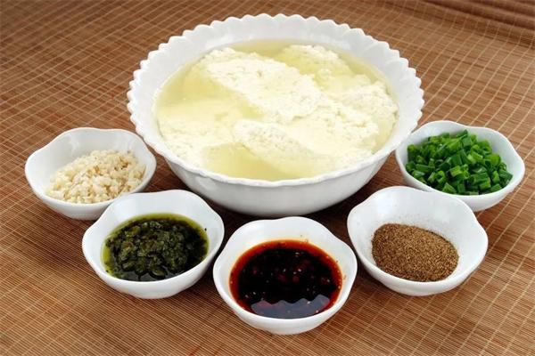 天贵热油豆花饭：涪陵非遗手艺开到大渡口，39年老品牌的碳水暴击